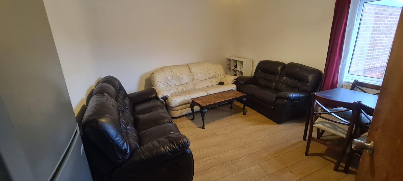 2 bed property in Newport Road, Cardiff